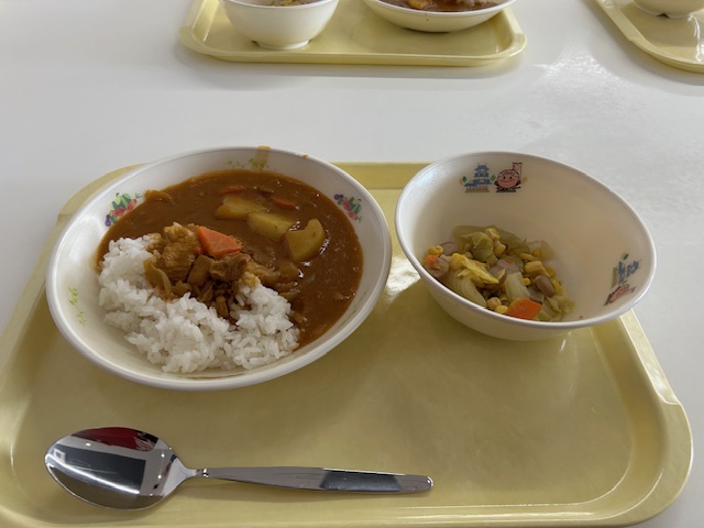 献立名：カレーライス、キャベツとコーンのソテー